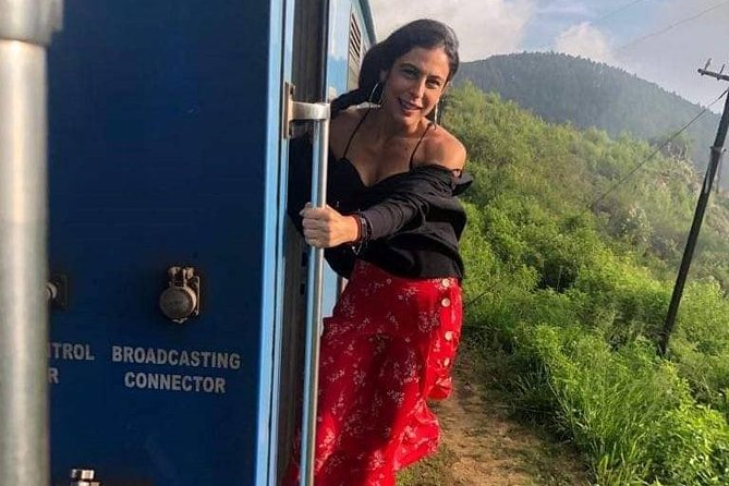 5 Days Tour in Sri Lanka (Hotels with Breakfast & Luxury Car) - Day 2: Ramboda Falls, Glenloch Tea, and the Nanu Oya to Ella Train Day