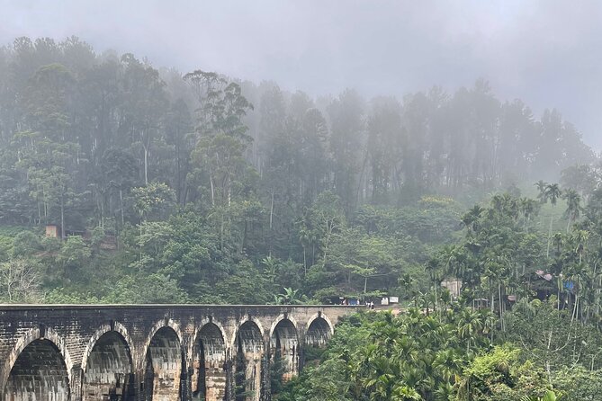 7 Days Sri Lanka Safari Tour - Day 3: Kandy culture at the Kandy Lake Club, Temple of Truth, then Ambuluwawa Tower