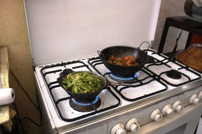 Authentic Sinhalese Cooking Class in Colombo with a Local Family - Old-Style Home Kitchen Lessons: How the Three Dishes Get Built