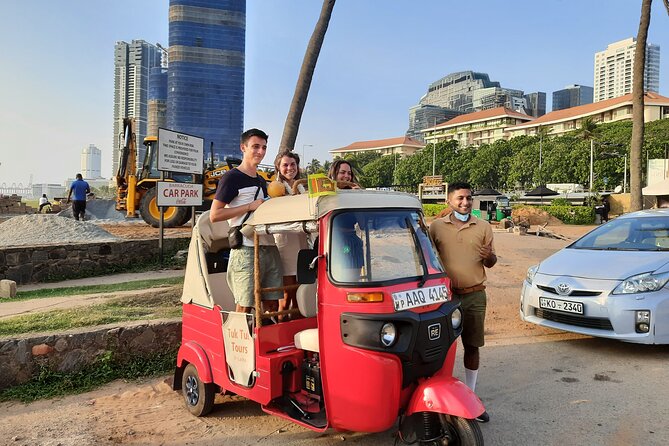 Colombo City Highlights by Tuk Tuk – All-Inclusive Adventure - Umbrellas, cold drinks, and staying comfortable in Colombo weather
