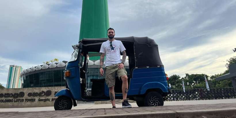 Colombo: City Sightseeing Tour by Tuk-Tuk with Pickup - Jami Ul-Alfar Mosque: the red-and-white landmark stop