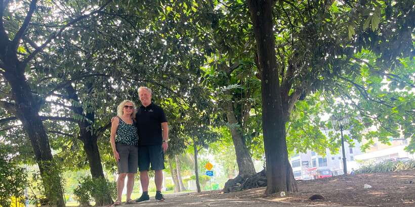 Colombo: City Sightseeing Tour by Tuk-Tuk with Pickup - Viharamahadevi Park: a cool break with photo time and shopping nearby