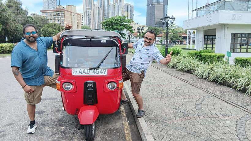 Colombo City Tour by Tuk-Tuk with Hotel Pickup - All Include - Galle Face Green and Lighthouse Gallery: ocean views with a creative stop