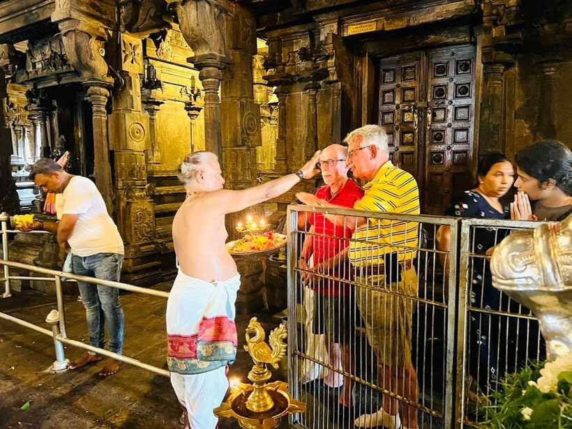 Colombo: Guided City Tour - Gangaramaya Temple: a calm, focused stop in the middle of the city