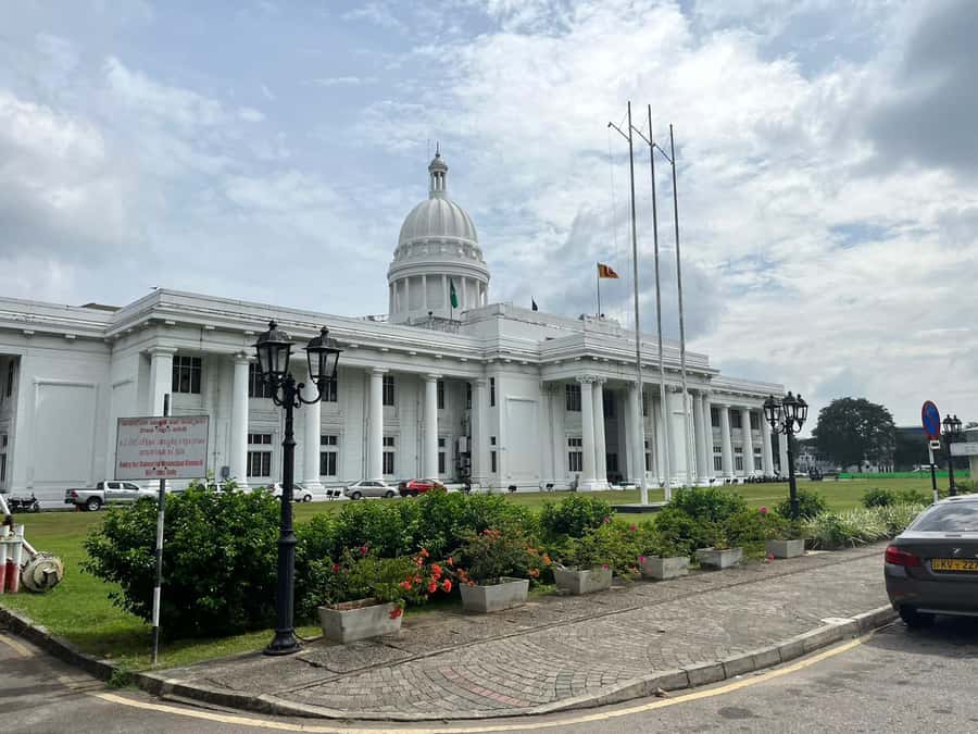 Colombo: Guided City Tour with Entry Tickets - Lighthouse Galley, clock tower, and the Colombo Fort area