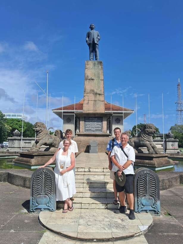 Colombo: Local Guide with Colombo City Tour by Tuk Tuk - Parliament area, Vihara Maha Devi Park, and tea factory tastings