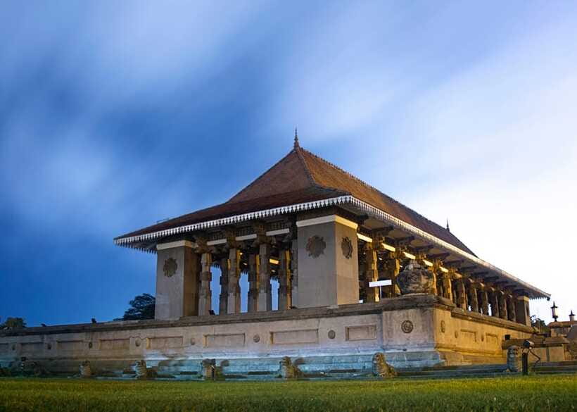 Colombo: One Day Private City Tour With Gangaramaya Temple - Cinnamon Gardens drive-through: colonial-era neighborhoods, no detours