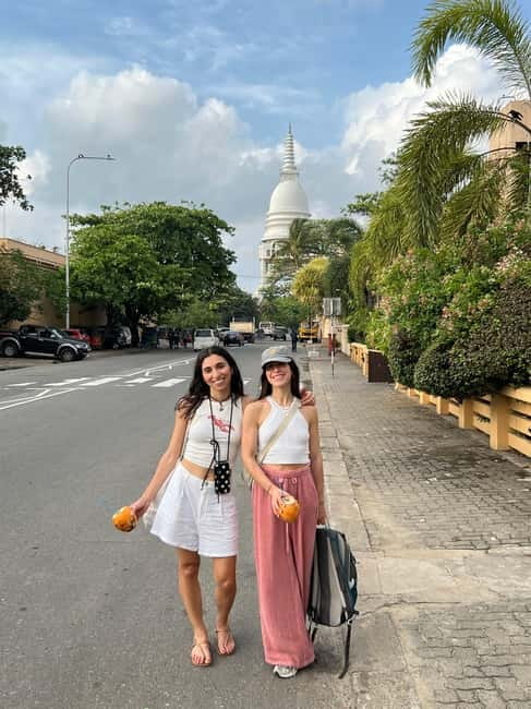 Colombo: Private City Tour with Local Food Tour by Tuk-Tuk - Galle Face Green start, wade and the first real taste