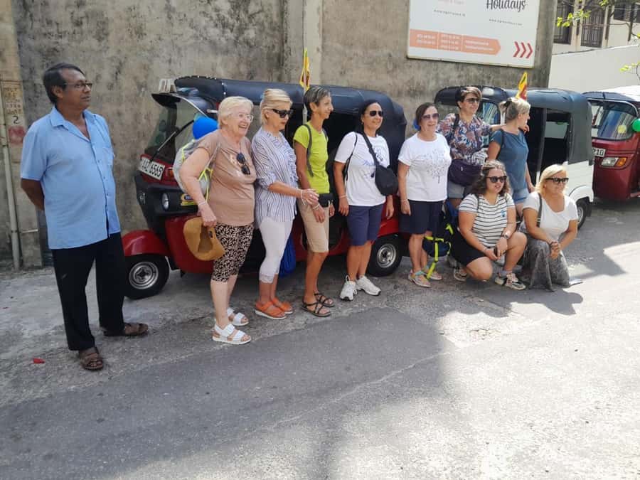 Colombo: Private Guided Tour of the City by Tuk-Tuk - Shopping for souvenirs and the gem shop stop, how to do it without wasting time