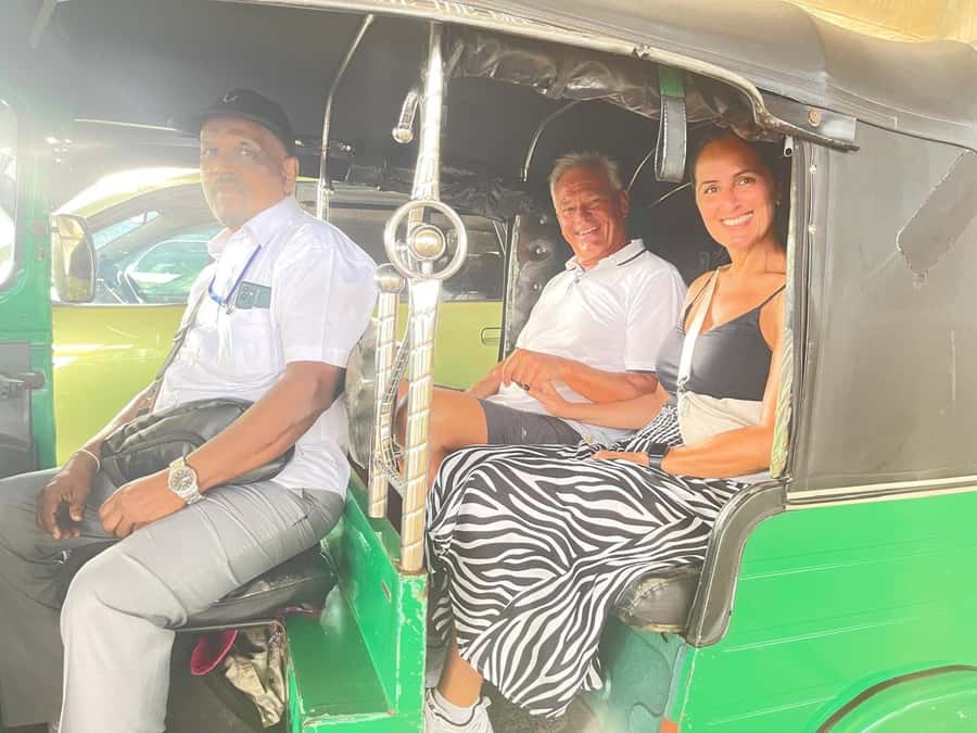 Colombo: Private Guided Tour of the City by Tuk-Tuk - Gangaramaya Temple and Beira Lake, where stories come with the sights