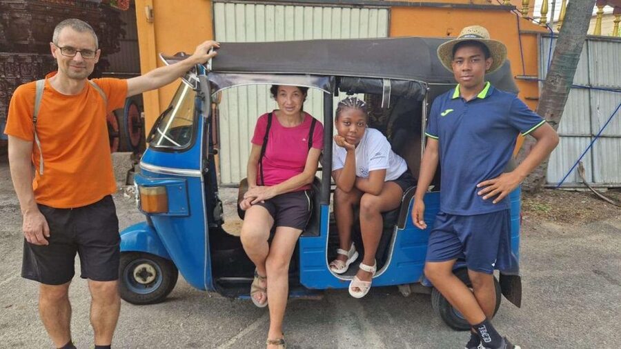 Colombo: Sightseeing Tour by Tuk Tuk Safari - All Inclusive - Pettah Market and the Floating Market: where the city’s daily rhythm shows up