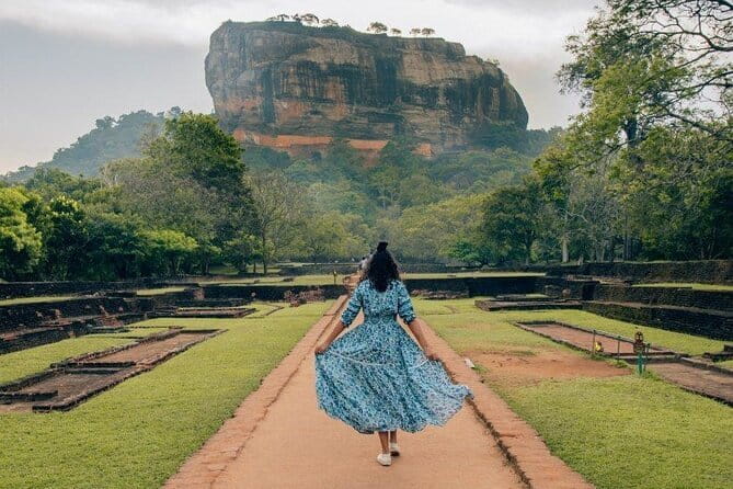 Colombo to Kandy Shuttle with Dambulla Sightseeing Tour - A 12-hour Colombo to Kandy shuttle that actually moves