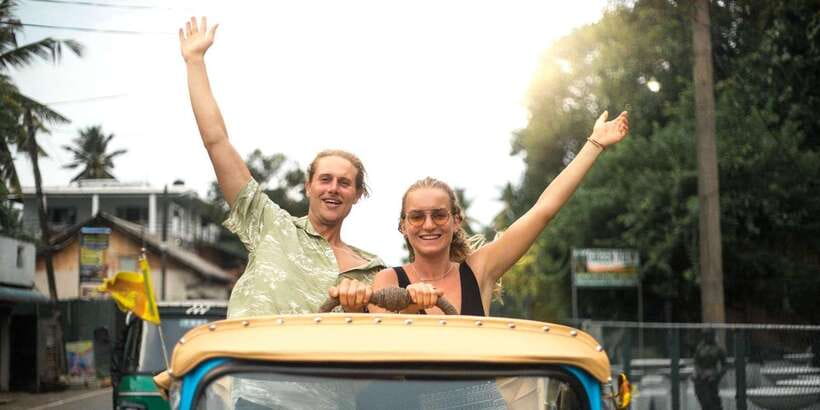 Colombo: Tuk Tuk City Highlights Tour with Lunch - Old Dutch Hospital Stop: Photos, Sightseeing, and Quick Tastings
