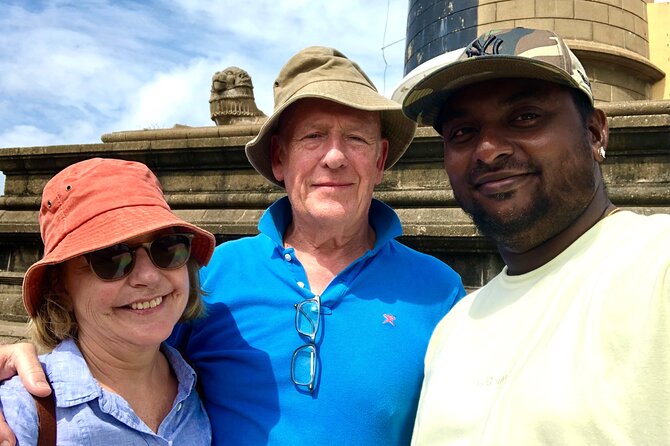 Explore Colombo by Tuk Tuk Morning & evening (Private Tours) - Stop 1: Viharamahadevi Park as your calm start