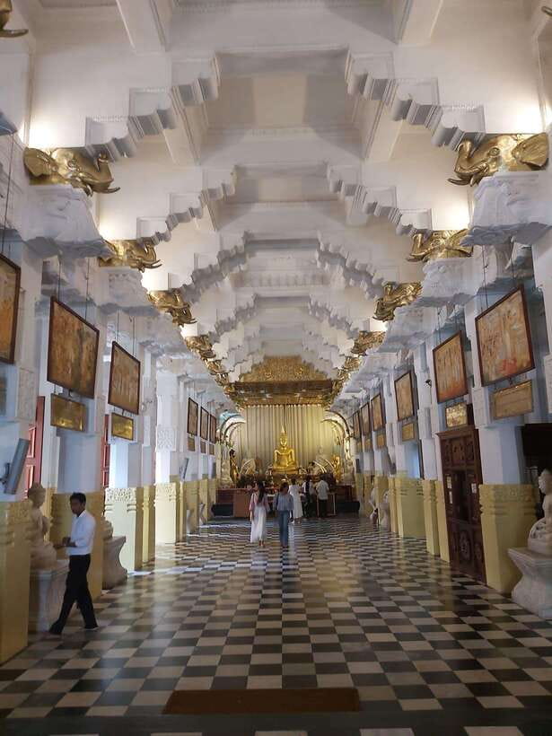 From Colombo: Kandy Temples and Pinnawala Full-Day Tour - Tooth Relic Temple in Kandy, the big spiritual core