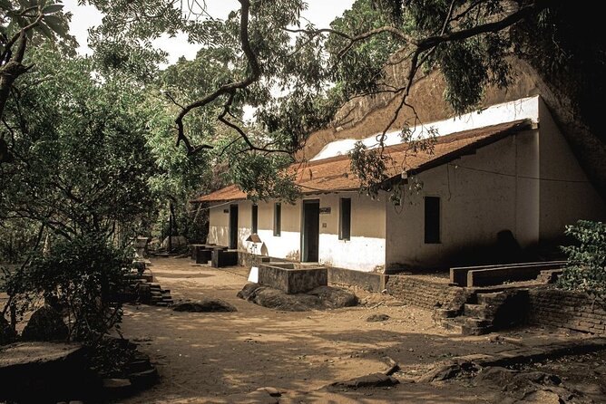 From Colombo to Sigiriya Fortress, Dambulla & Minneriya Safari - Dambulla Cave Temple: the cultural stop that breaks up the travel fatigue