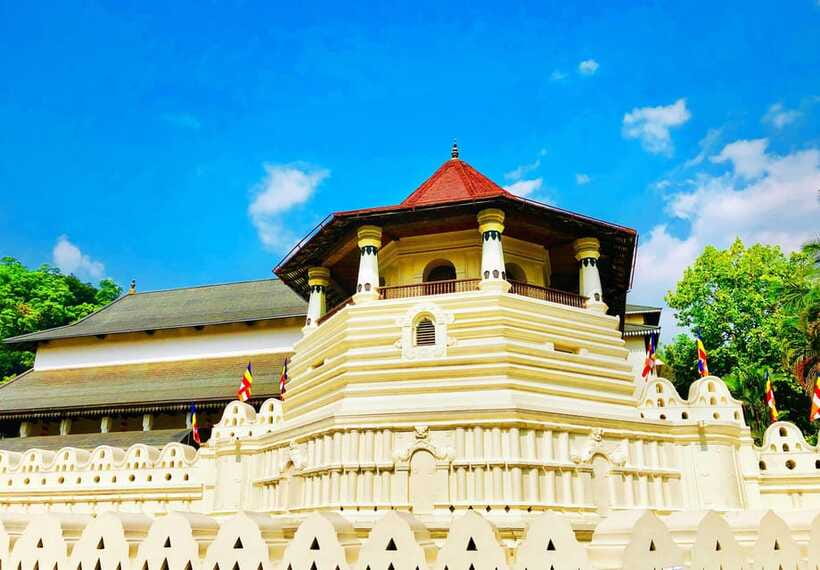 Full Coverage Kandy City Day Tour - Batik and wood carving factories: watch work, then shop smarter