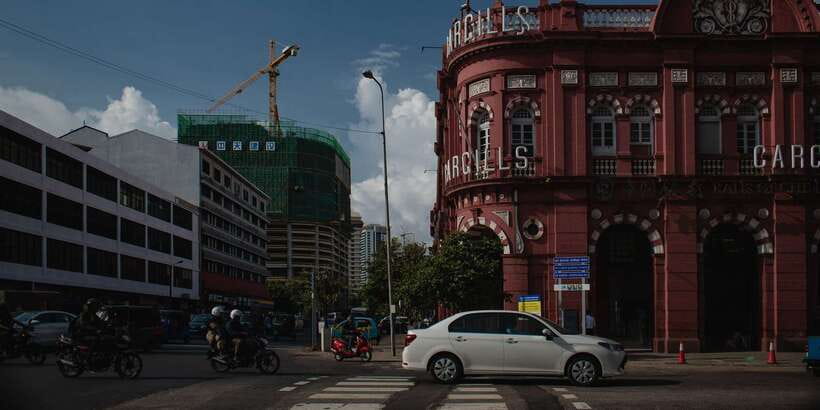 Guided Colombo Half-Day City Tour - The drive through Fort, Pettah, and the Red Mosque from the car