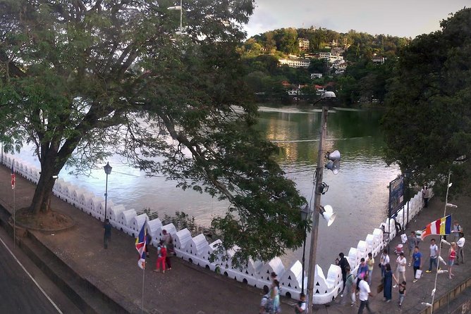 Kandy Full-Day Tour - Kandy Lake Break: Photos, Walking, and Reset Time