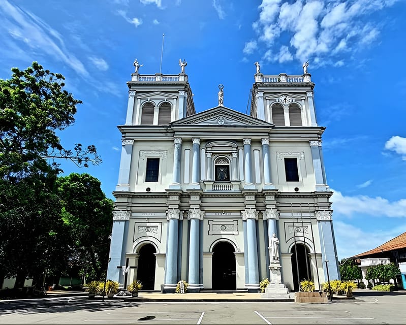Negombo Heritage Walking Tour - Lellama Fish Market: Smells, Boats, and the Fast Pace of Coastal Trade