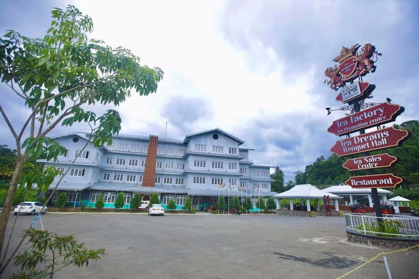 Negombo: Kandy and Pinnawala Elephant Orphanage Day Tour - Sacred Tooth Relic, Kandy Lake photos, and Royal Botanical Gardens in one rhythm