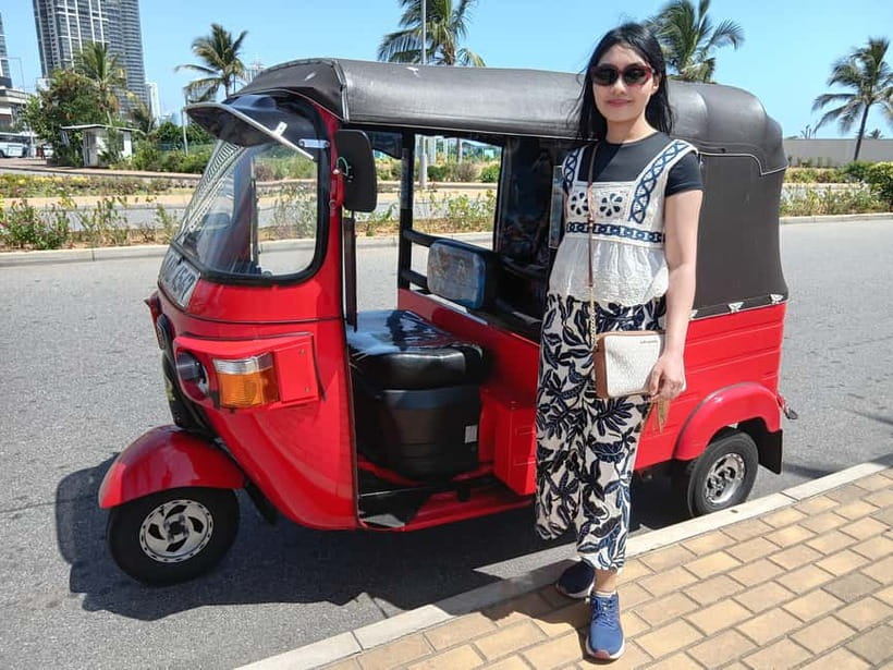 Personal Guided Colombo City Tour by Tuk Tuk - All Inclusive - Gangarama Temple and Beira Lake: spiritual calm in city time