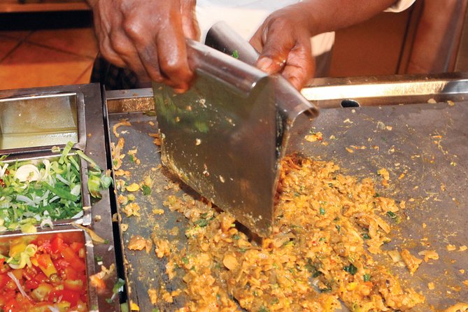 Private Night Tour in Colombo with Street Food Tasting - A 4 to 6 hour night plan that mixes temples, waterfront views, and snacks