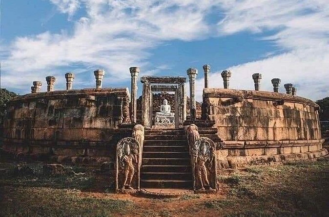 Sri Lanka 5 Day tour Best Nature and Culture include top hotels - Day 3, Temple of the Tooth, Kandy Lake area, and Nuwara Eliya tea country