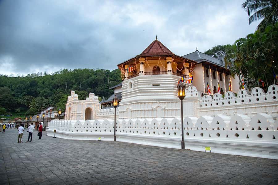 Sri Lanka Private 2-day Tour:Train Trip, Kandy, Nuwara Eliya - Guide styles vary, so set expectations early