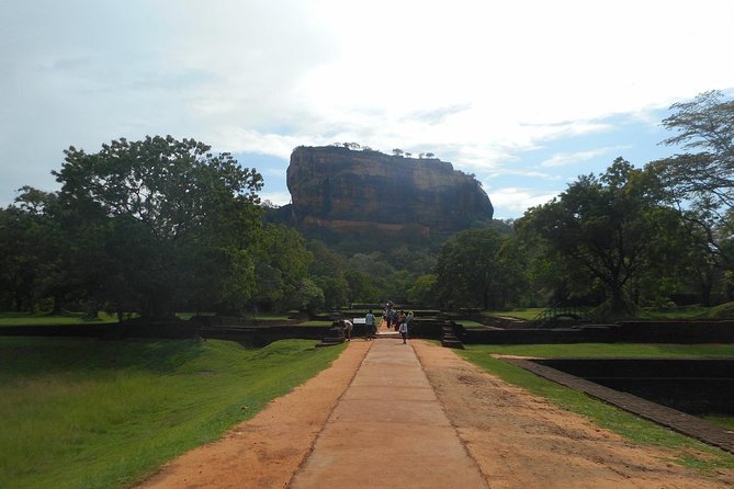 Sri Lanka Tour in 8 Days - Day 5: Ella by Train from Nanu Oya, then Viewpoints Around Little Adam’s Peak
