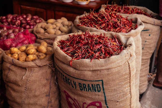 The 10 Tastings of Colombo With Locals: Private Street Food Tour - New Kathiresan Kovil and bananas: tasting three ways to understand a fruit