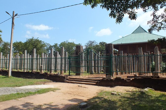 Throughout the Pearl Island in 14 Days - Polonnaruwa ruins plus Minneriya wildlife in one rhythm