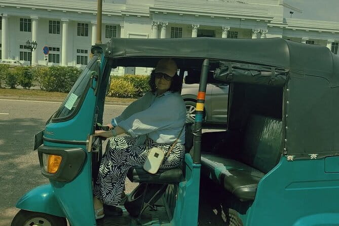 Tuk-Tuk City Tour Colombo SL - A $24.99 tuk tuk loop through Colombo’s key sights